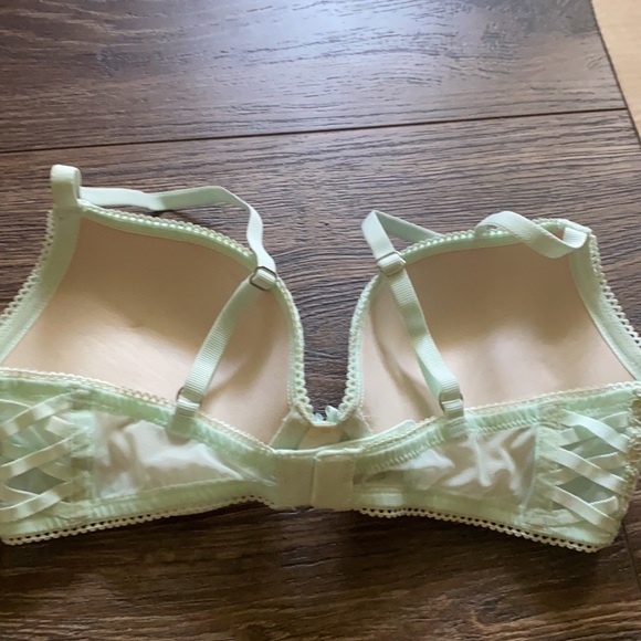 Stunning VIctoria Secrets Bra - Picture 5 of 8